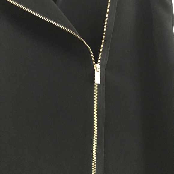 Black Sleeveless Blouse with Collar - Picture 2 of 3